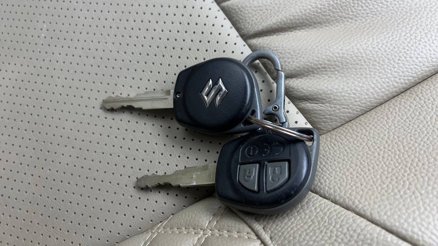Used 2023 Maruti Suzuki Dzire VXi Petrol Manual extra CAR KEY VIEW