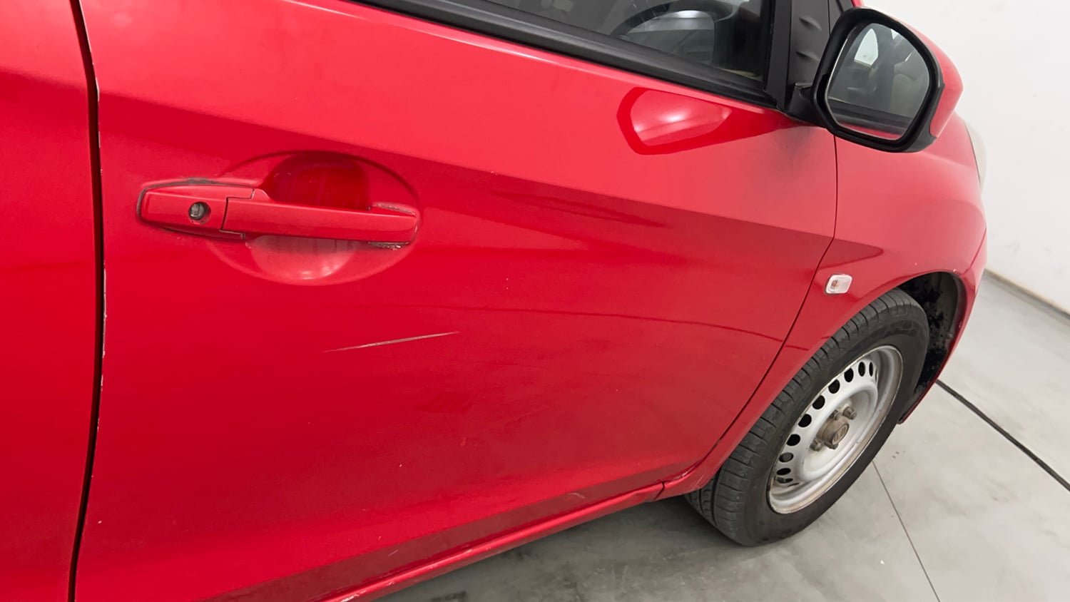 Used 2014 Honda Brio EX MT Petrol Manual dents MINOR SCRATCH