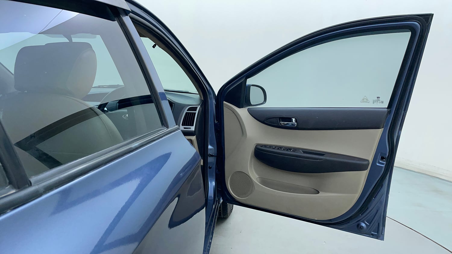 Used 2013 Hyundai i20 Magna (O) 1.2 Petrol Manual interior RIGHT FRONT DOOR OPEN VIEW