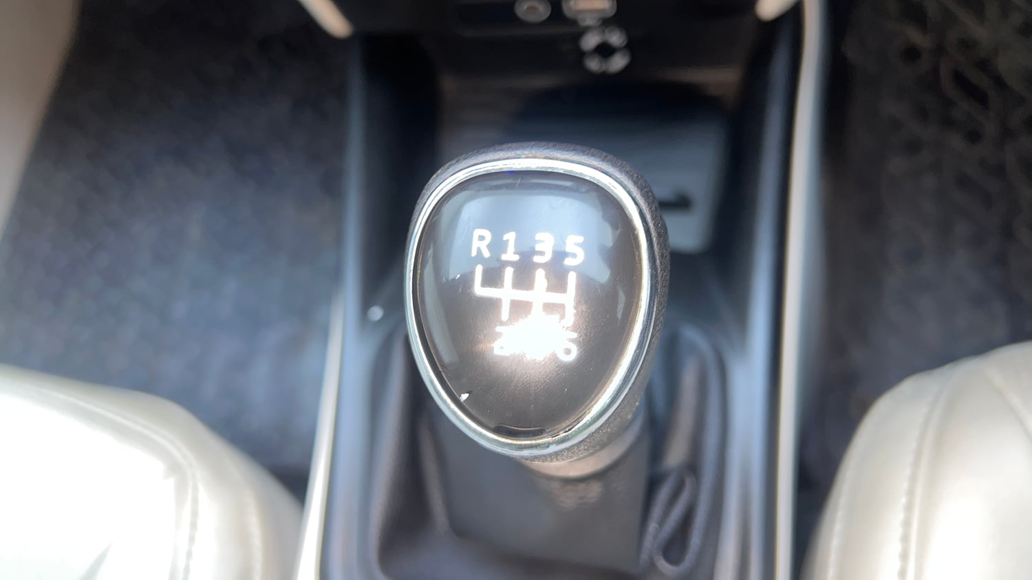 Used 2021 Mahindra XUV 300 W6 1.2 Petrol Petrol Manual interior GEAR  KNOB VIEW