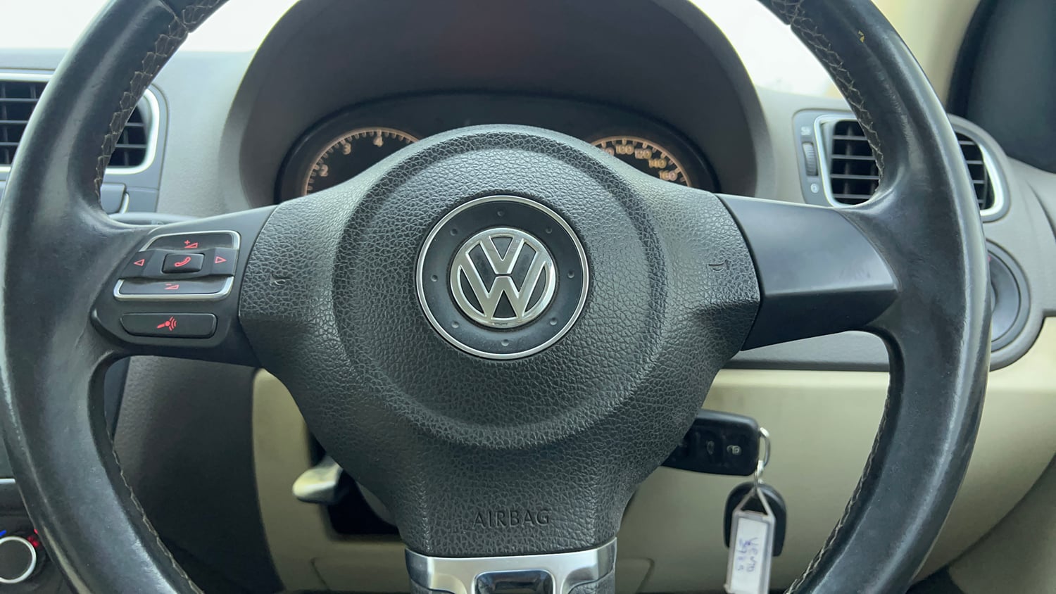 Used 2014 Volkswagen Vento Highline Petrol Petrol Manual top_features Airbags