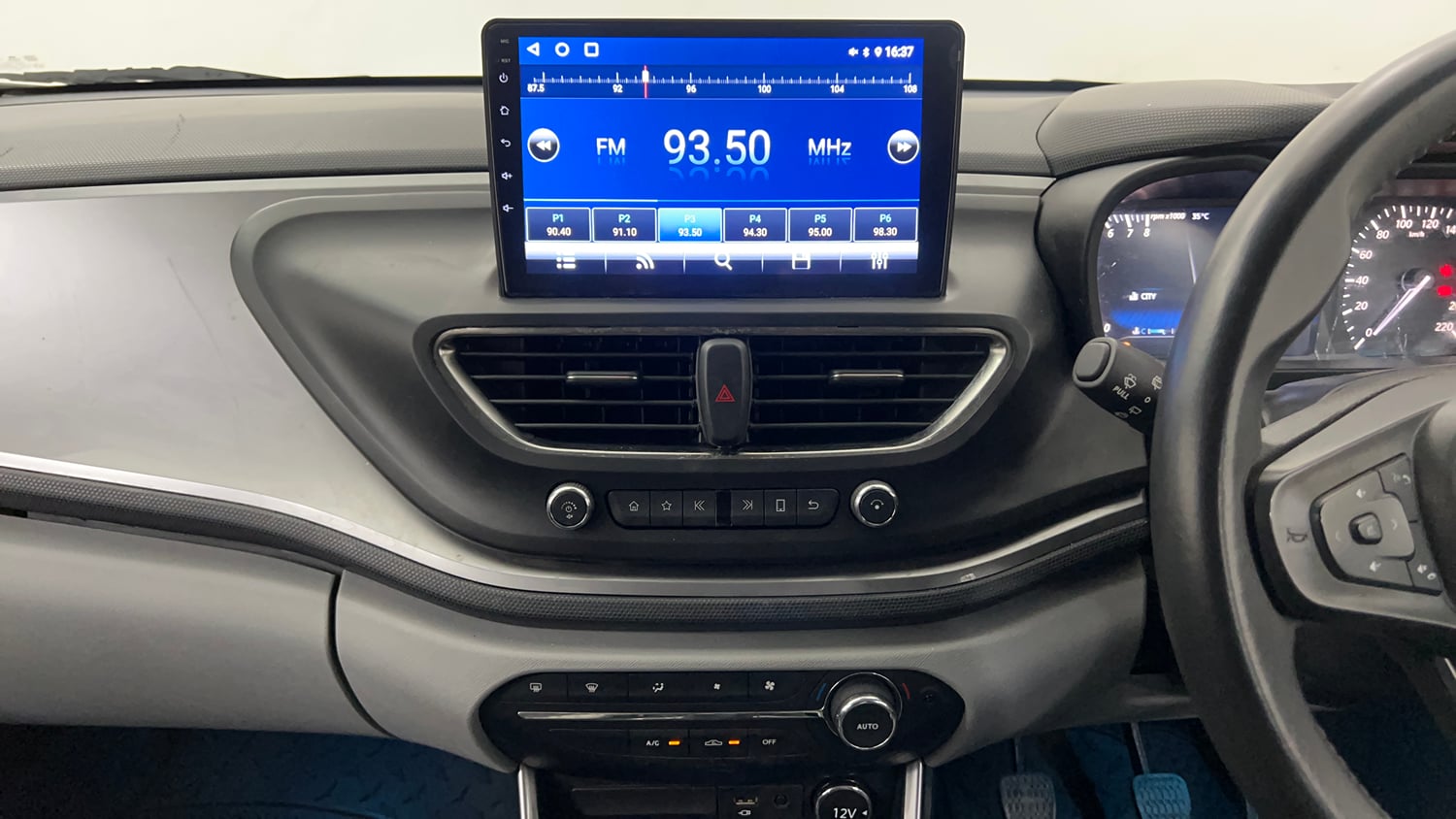 Used 2020 Tata Altroz XZ Petrol Petrol Manual interior MUSIC SYSTEM & AC CONTROL VIEW
