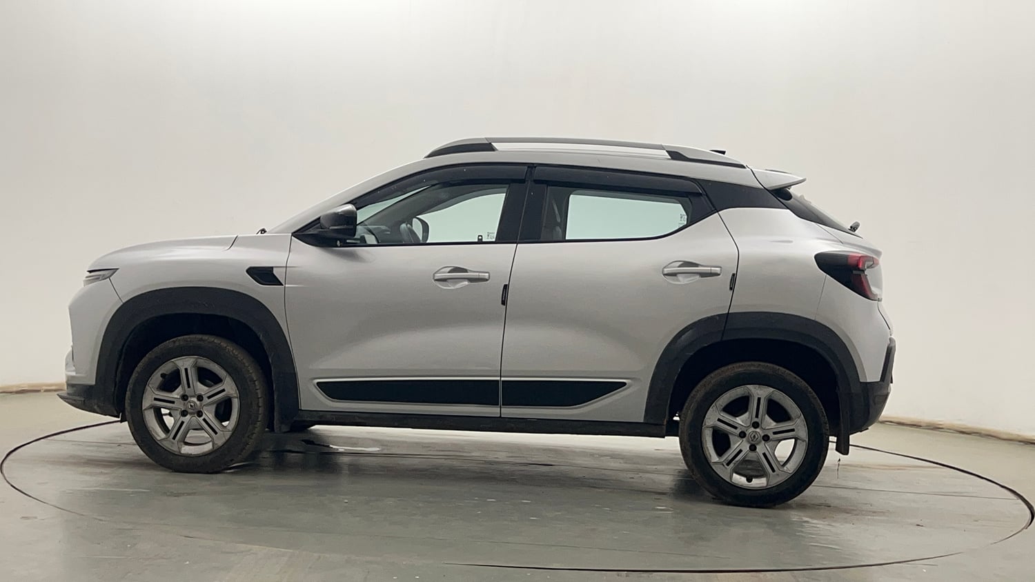 Used 2022 Renault Kiger RXT MT Petrol Manual exterior LEFT SIDE VIEW