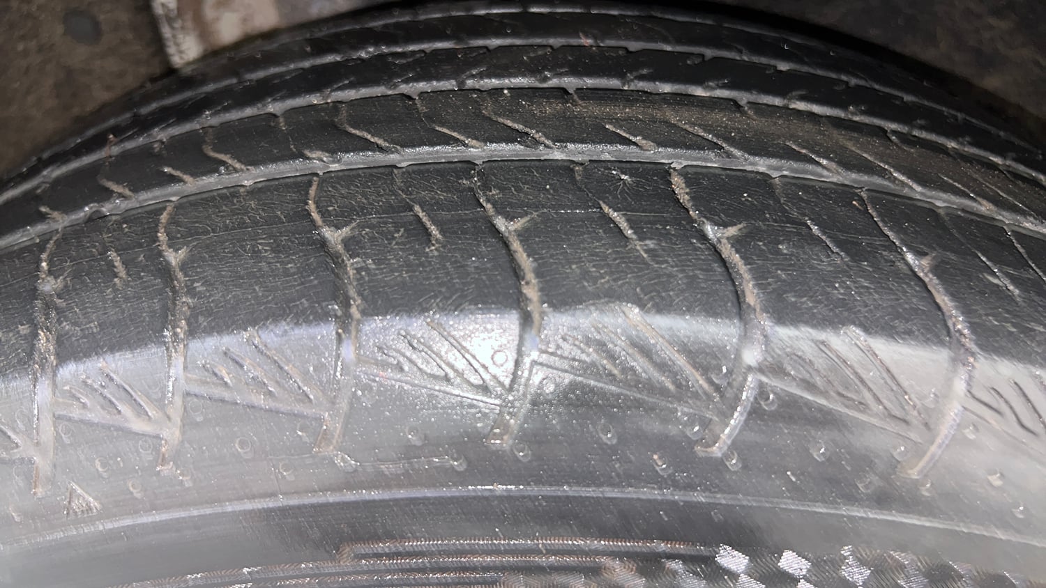 Used 2022 Hyundai Alcazar Signature (O) 6 STR 1.5 Diesel AT Diesel Automatic tyres RIGHT REAR TYRE TREAD VIEW