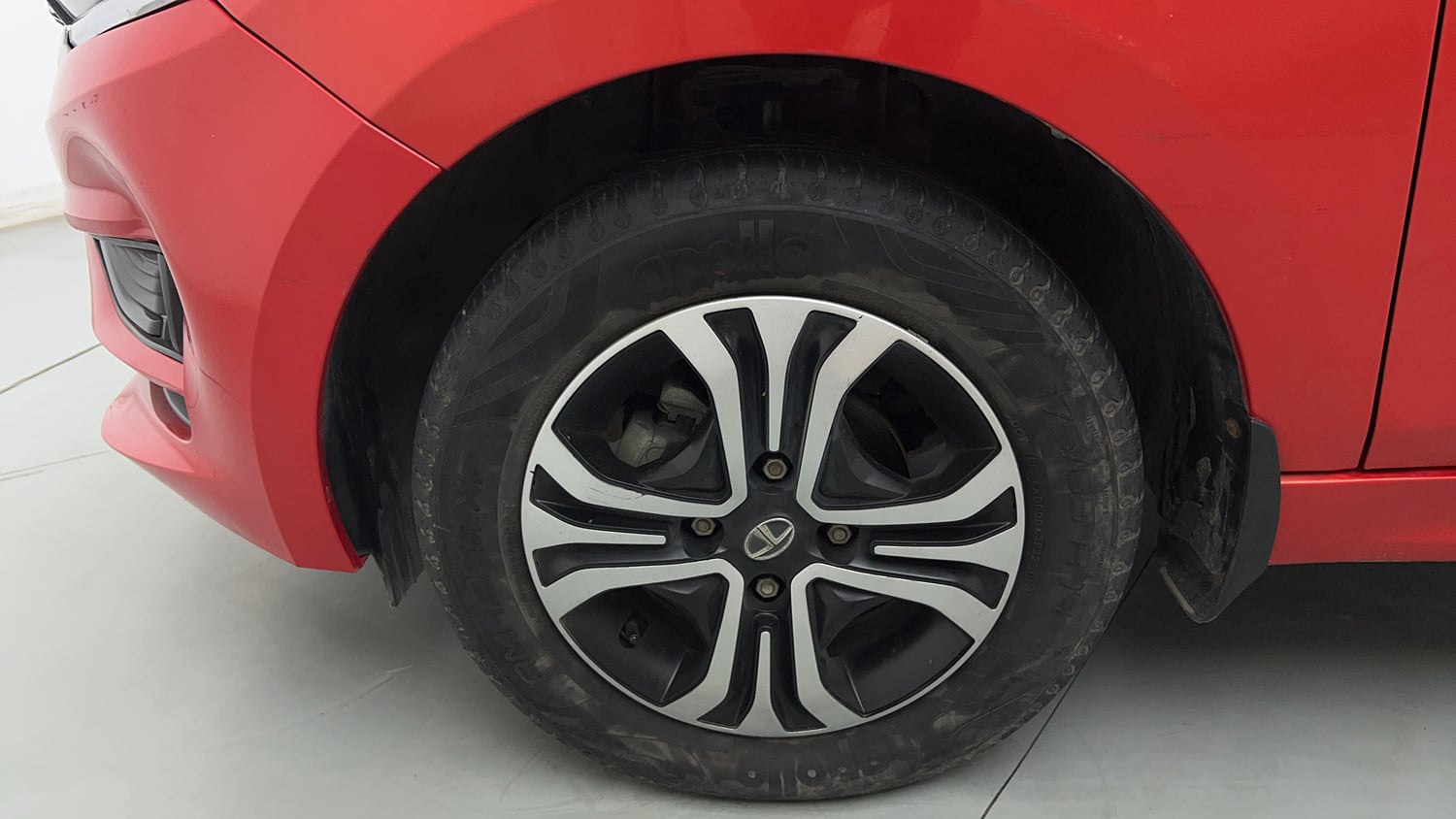 Used 2022 Tata Tiago XT Petrol Manual tyres LEFT FRONT TYRE RIM VIEW