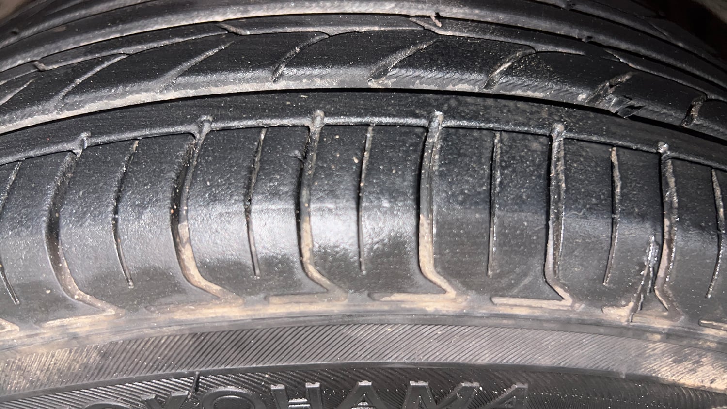 Used 2016 Ford Figo Aspire Titanium 1.2 Ti-VCT Petrol Manual tyres LEFT FRONT TYRE TREAD VIEW