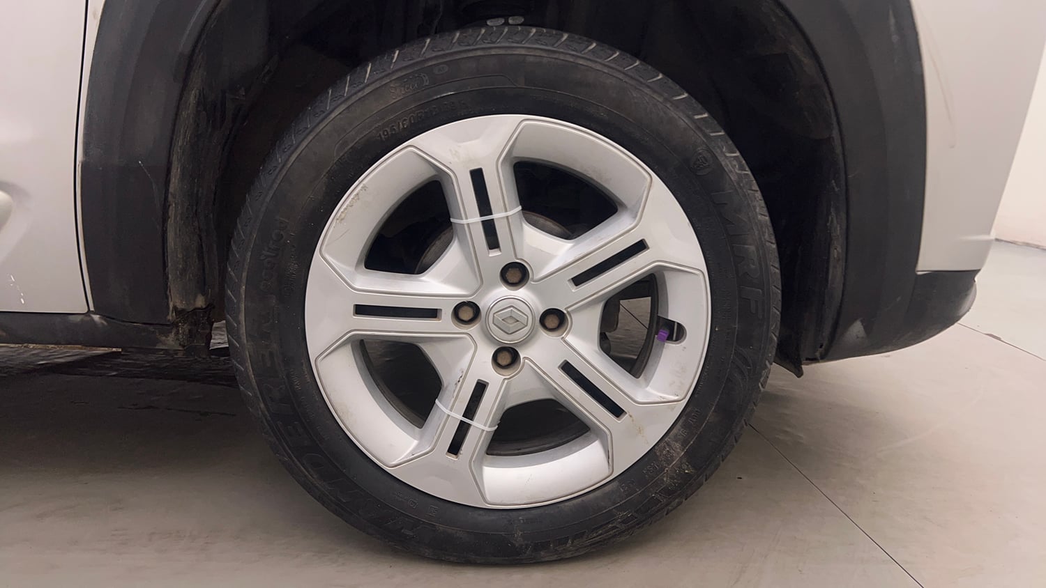 Used 2021 Renault Kiger RXT 1.0 Turbo MT Dual Tone Petrol Manual tyres RIGHT FRONT TYRE RIM VIEW