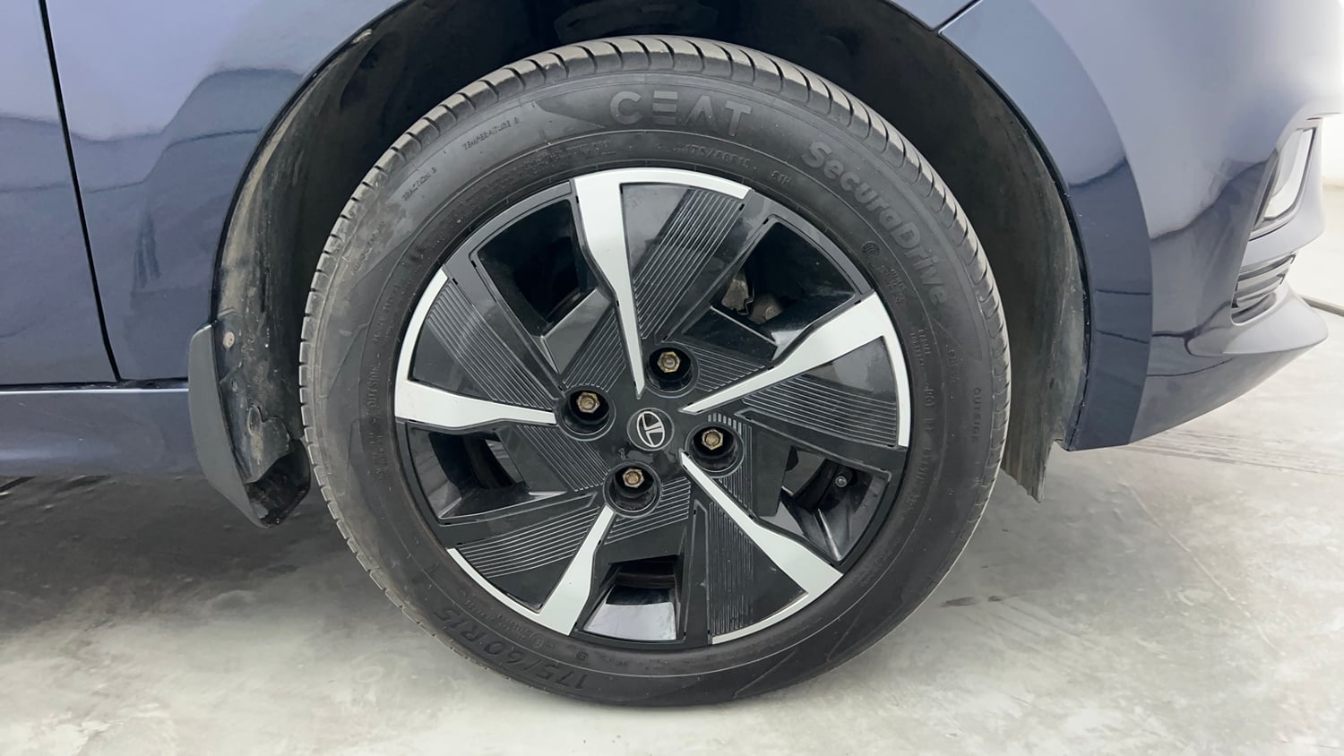 Used 2025 Tata Tiago XZA Petrol Automatic tyres RIGHT FRONT TYRE RIM VIEW
