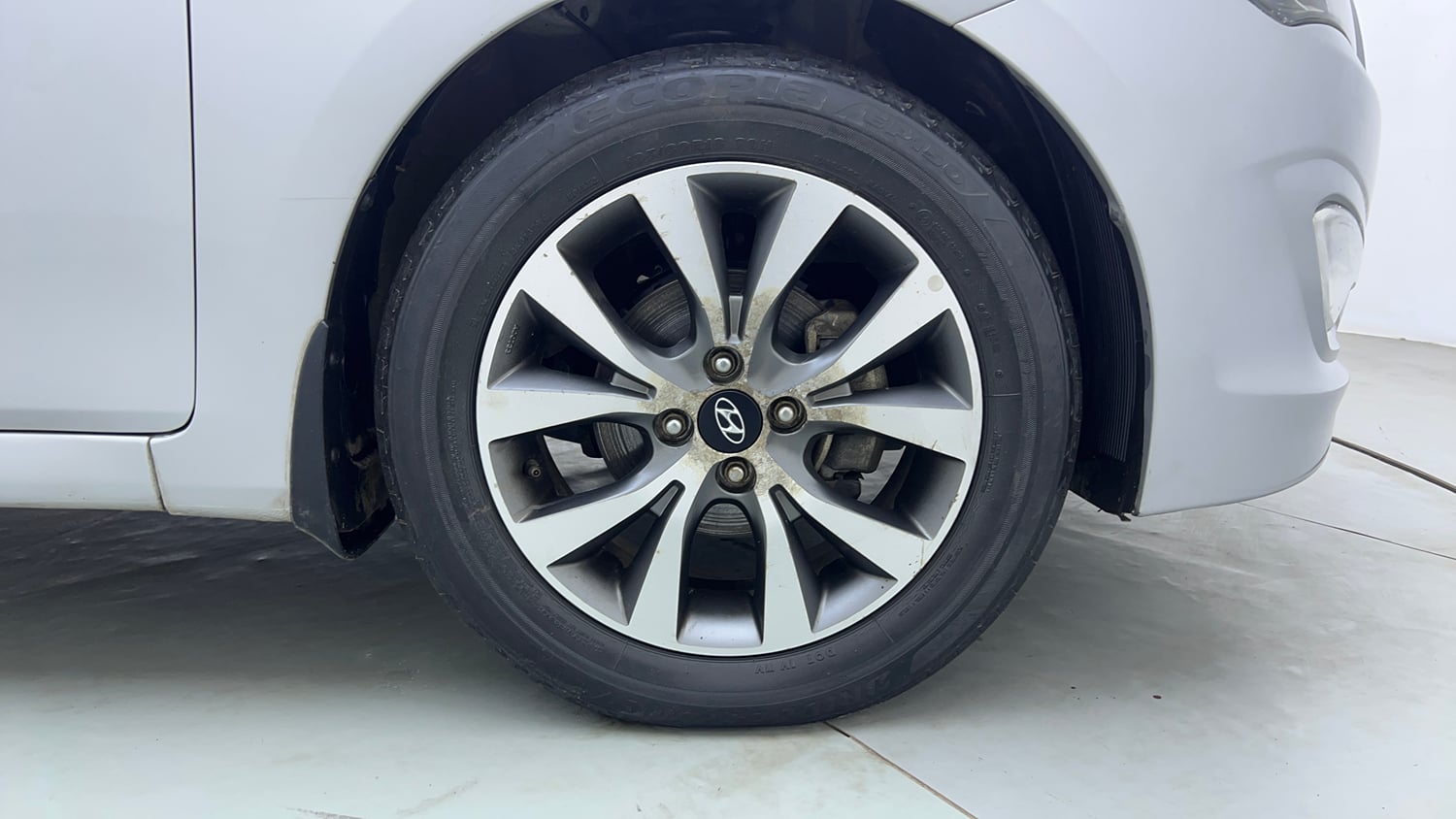 Used 2016 Hyundai Verna 1.6 VTVT SX Petrol Manual tyres RIGHT FRONT TYRE RIM VIEW