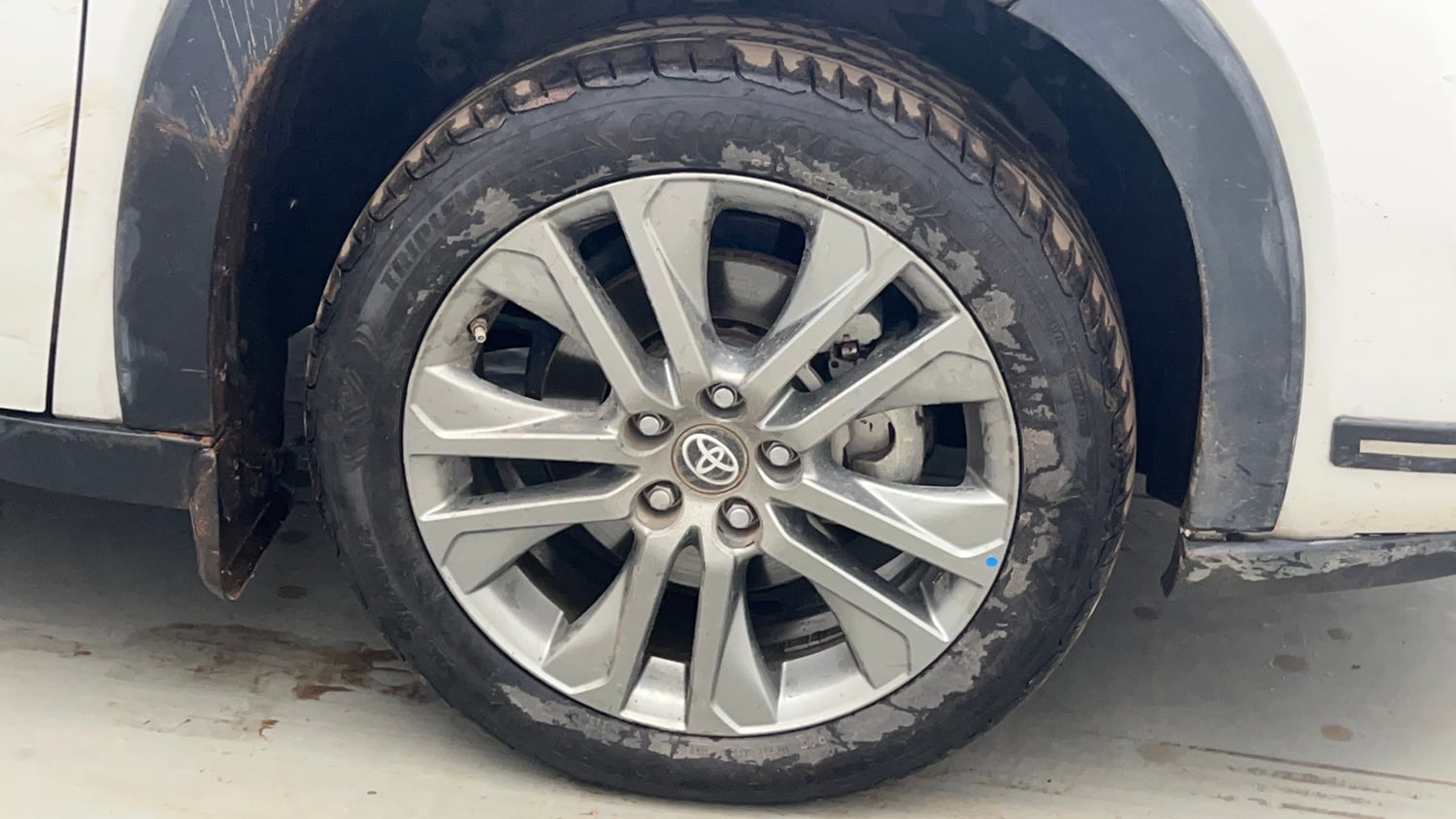 Used 2024 Toyota Innova Hycross ZX Hybrid 7 STR Hybrid Automatic tyres RIGHT FRONT TYRE RIM VIEW