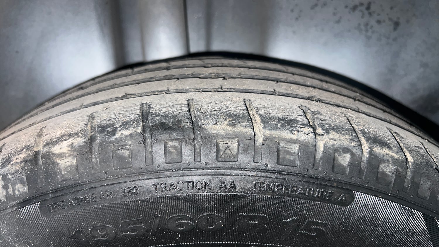 Used 2017 Volkswagen Vento Allstar 1.6 (P) Petrol Manual tyres RIGHT REAR TYRE TREAD VIEW