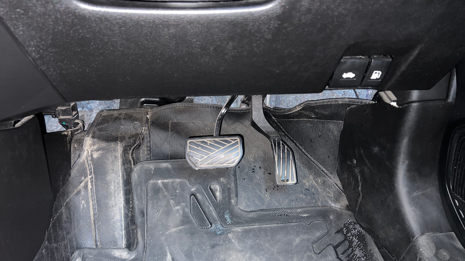 Used 2023 Maruti Suzuki Grand Vitara Delta Smart Hybrid AT Petrol Automatic interior PEDALS VIEW