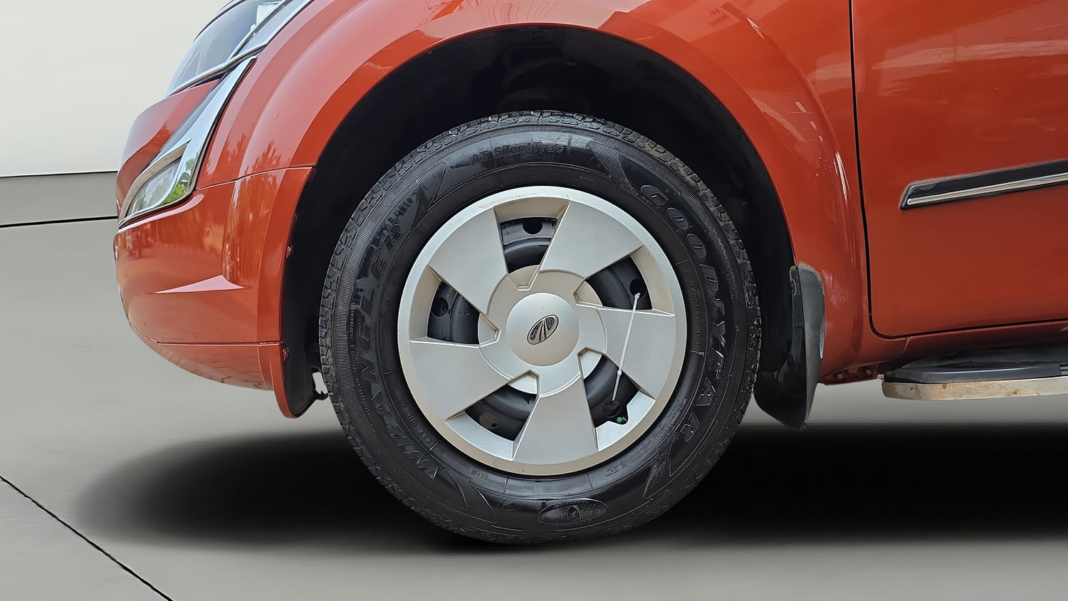 Used 2017 Mahindra XUV500 W4 Diesel Manual tyres LEFT FRONT TYRE RIM VIEW