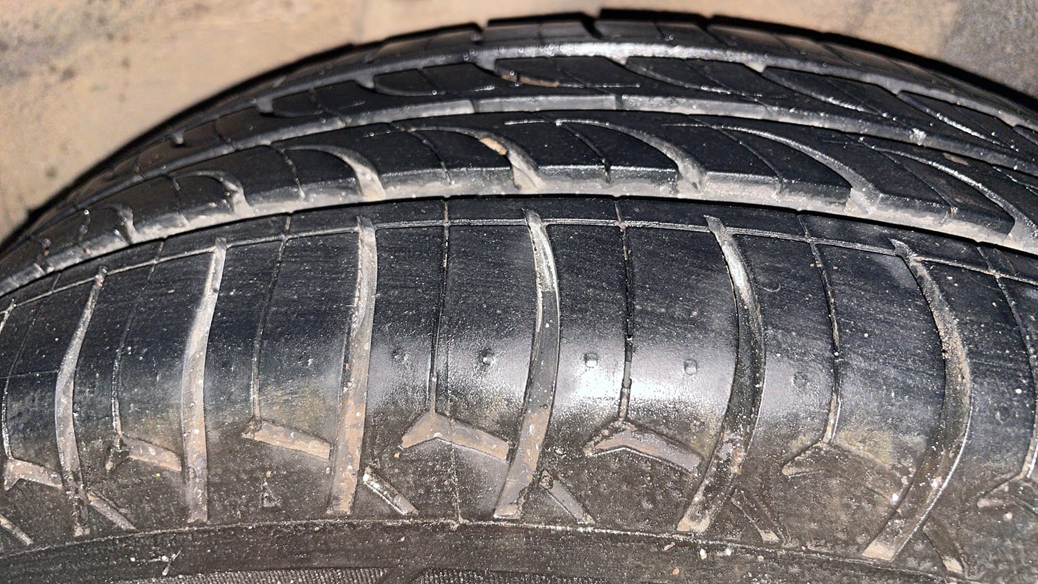 Used 2013 Hyundai i20 Magna (O) 1.2 Petrol Manual tyres LEFT REAR TYRE TREAD VIEW