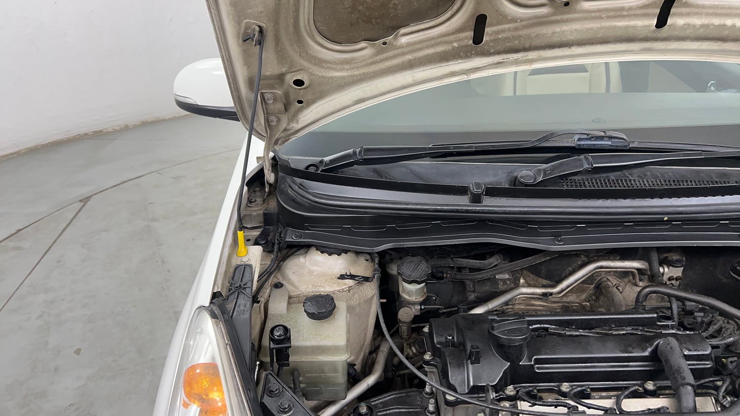 Used 2012 Hyundai i20 Sportz 1.2 BS-IV Petrol Manual engine ENGINE RIGHT SIDE HINGE & APRON VIEW