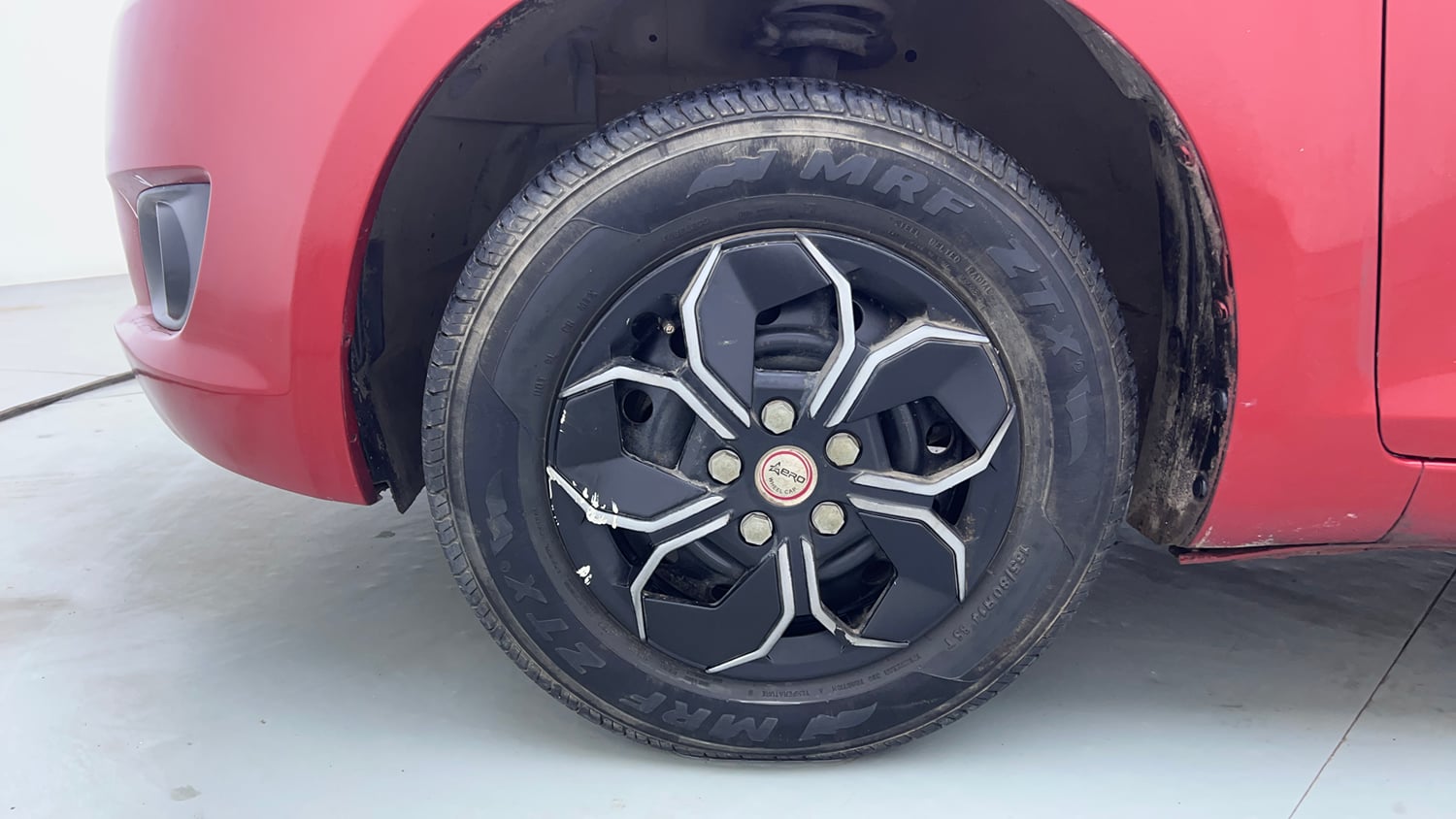 Used 2014 Maruti Suzuki Swift VXi Petrol Manual tyres LEFT FRONT TYRE RIM VIEW