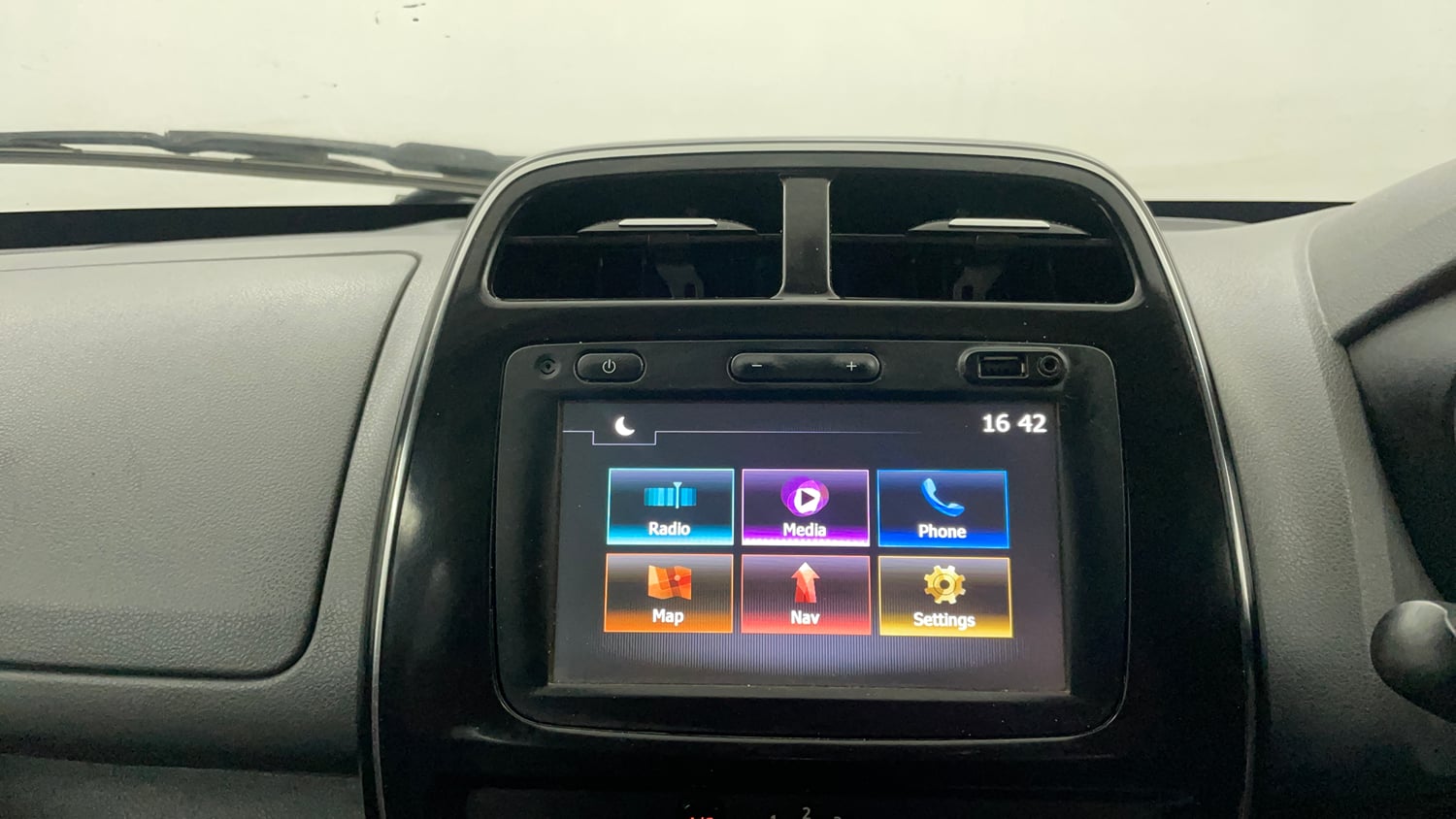 Used 2018 Renault Kwid 1.0 RXT Petrol Manual interior MUSIC SYSTEM & AC CONTROL VIEW