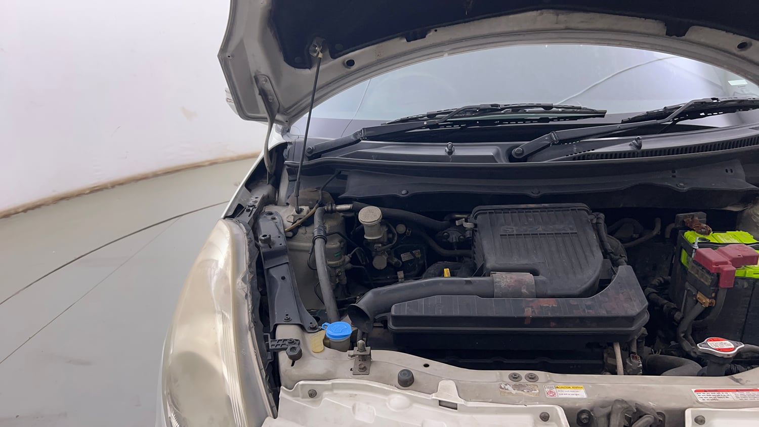 Used 2015 Maruti Suzuki Swift VXi Petrol Manual engine ENGINE RIGHT SIDE HINGE & APRON VIEW
