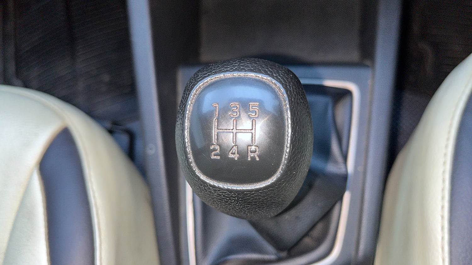 Used 2015 Hyundai Elite i20 Magna 1.2 Petrol Manual interior GEAR  KNOB VIEW