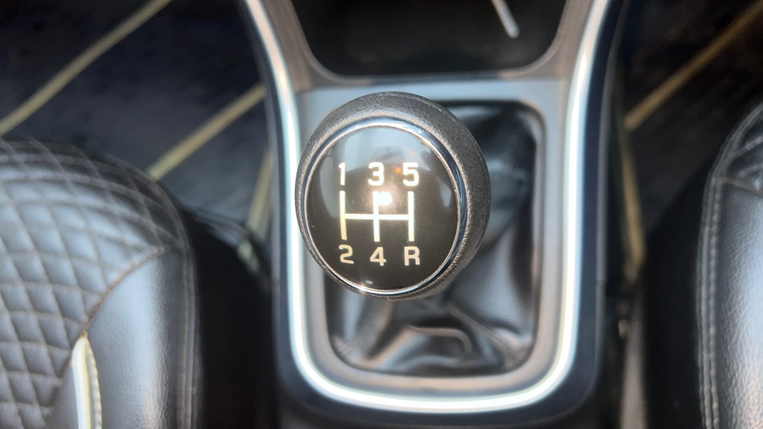 Used 2018 Maruti Suzuki S-Cross Zeta 1.3 Diesel Manual interior GEAR  KNOB VIEW