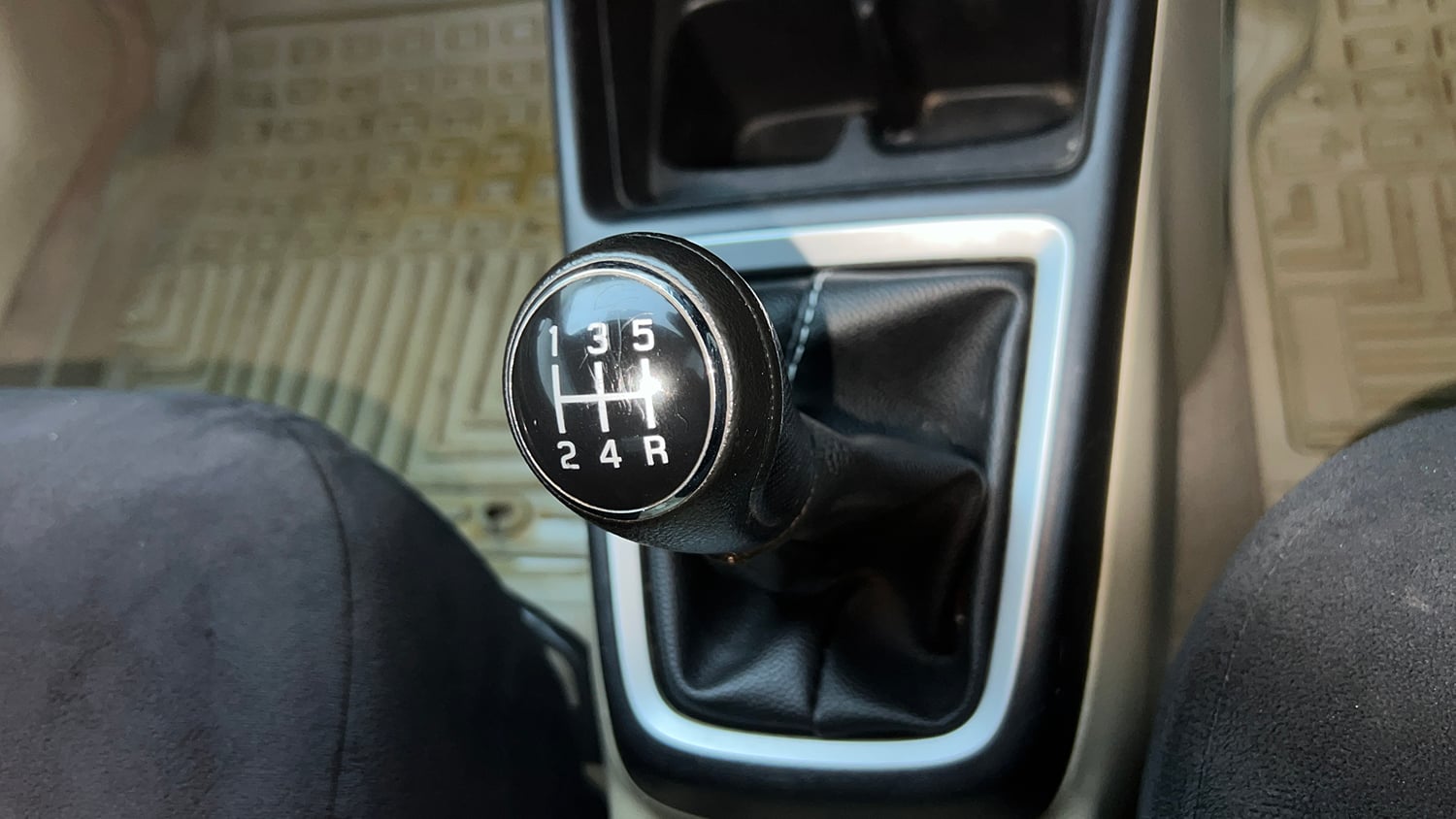 Used 2019 Maruti Suzuki Dzire VXi Petrol Manual interior GEAR  KNOB VIEW