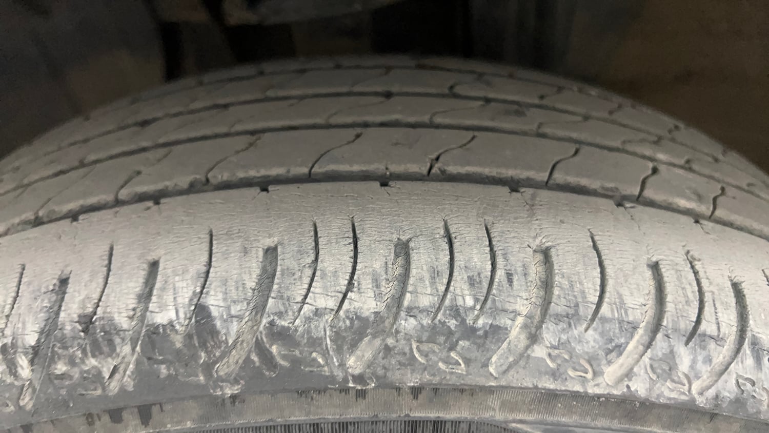 Used 2022 Nissan Magnite XV Executive Petrol Manual tyres LEFT FRONT TYRE TREAD VIEW