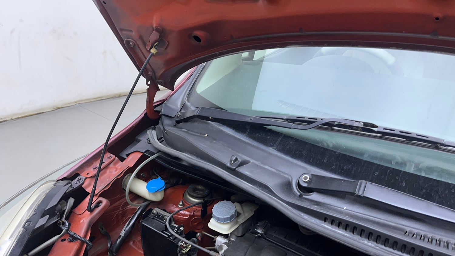 Used 2012 Maruti Suzuki Wagon R 1.0 LXi CNG Cng Manual engine ENGINE RIGHT SIDE HINGE & APRON VIEW