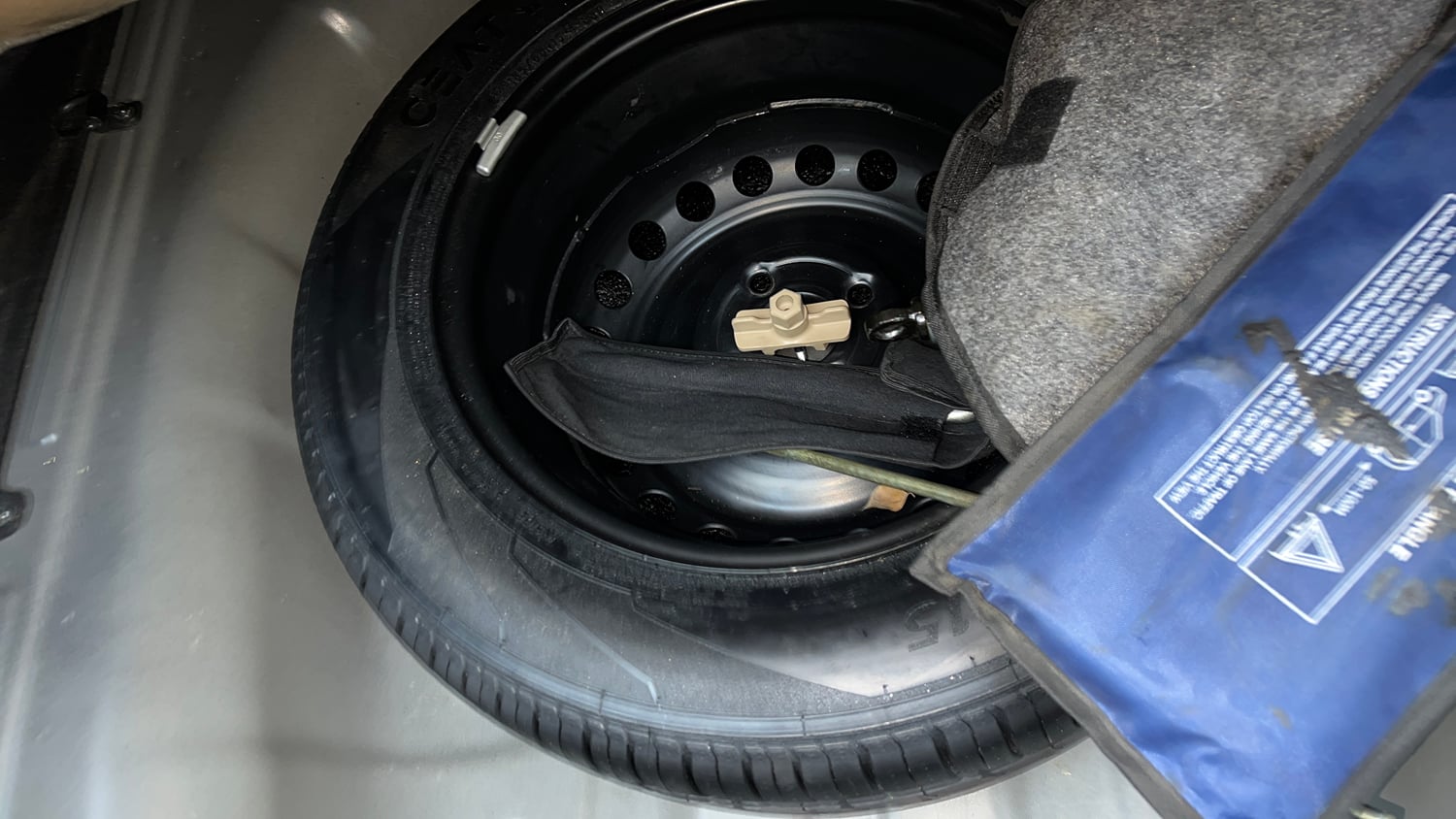 Used 2018 Hyundai Verna SX (O) 1.6 VTVT AT Petrol Automatic tyres SPARE TYRE VIEW