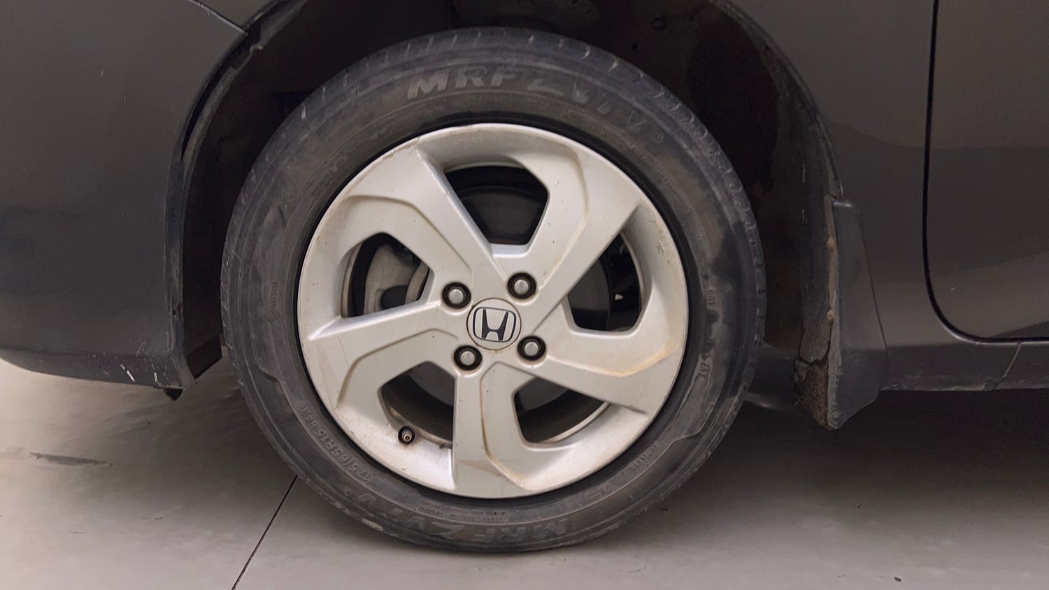 Used 2015 Honda City VX Petrol Manual tyres LEFT FRONT TYRE RIM VIEW