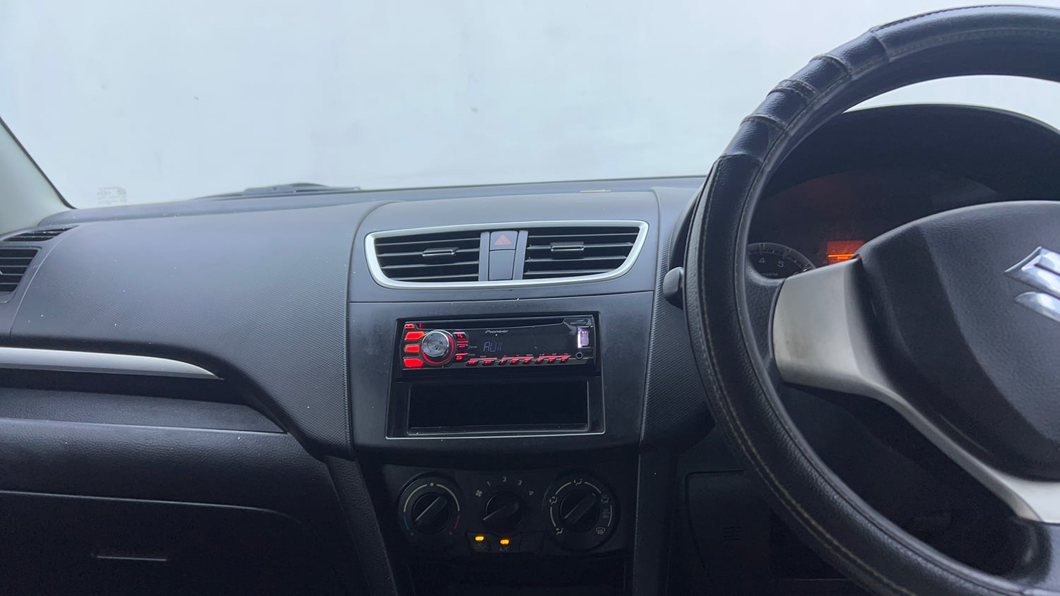 Used 2014 Maruti Suzuki Swift VXi Petrol Manual interior MUSIC SYSTEM & AC CONTROL VIEW