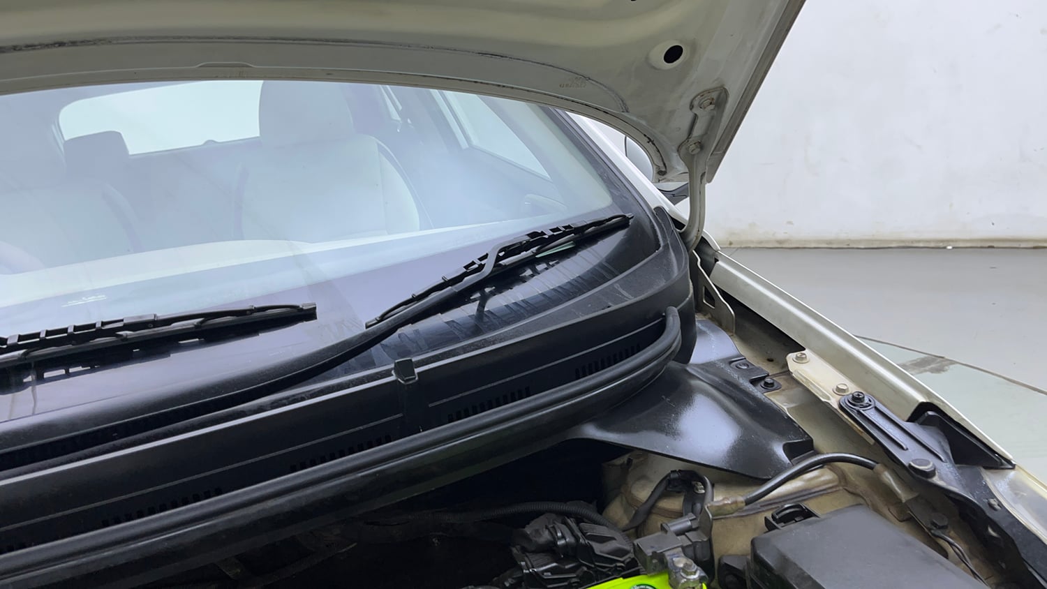 Used 2015 Hyundai Elite i20 Magna 1.2 Petrol Manual engine ENGINE LEFT SIDE HINGE & APRON VIEW