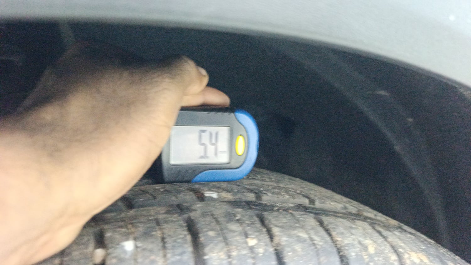 Used 2022 Mahindra XUV700 AX 7 Petrol AT 7 STR Petrol Automatic tyres RIGHT FRONT TYRE TREAD VIEW