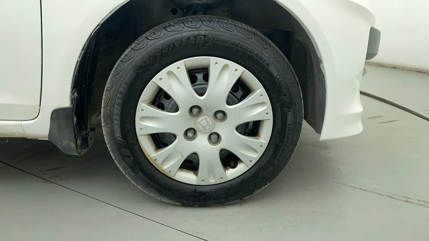 Used 2014 Honda Brio S MT Petrol Manual tyres RIGHT FRONT TYRE RIM VIEW