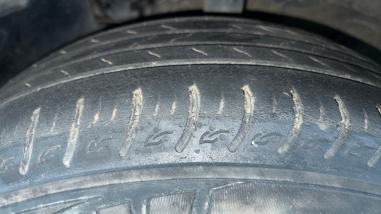 Used 2022 Kia Carens Luxury Plus 1.5 Diesel AT 7 STR Diesel Automatic tyres LEFT FRONT TYRE TREAD VIEW