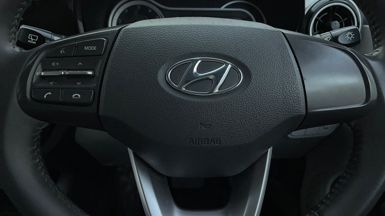 Used 2022 Hyundai Grand i10 Nios Asta AMT 1.2 Kappa VTVT Petrol Automatic top_features Airbags