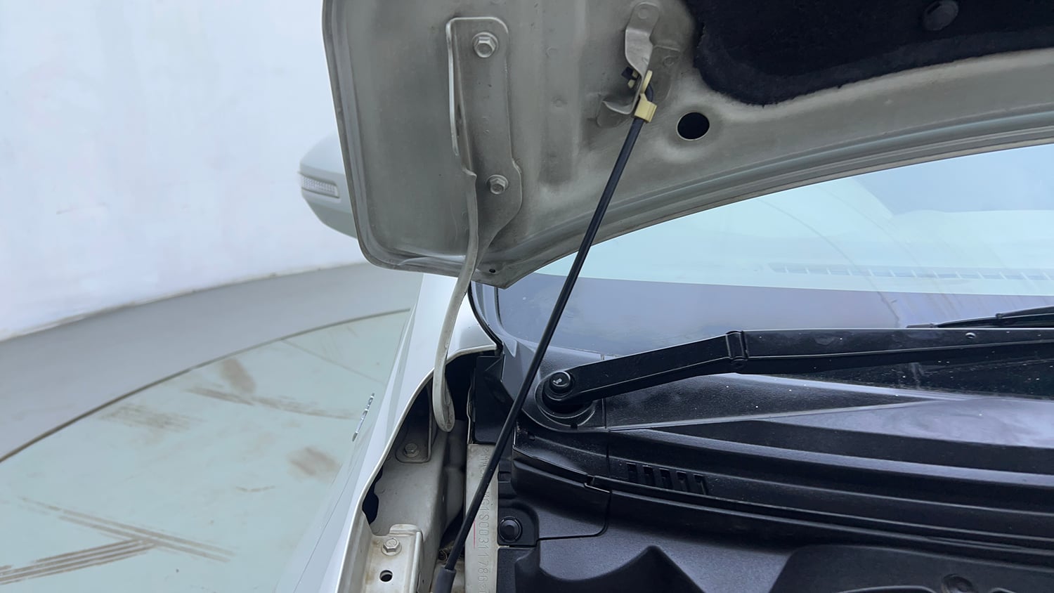 Used 2015 Maruti Suzuki Ertiga Vxi Petrol Manual engine ENGINE RIGHT SIDE HINGE & APRON VIEW
