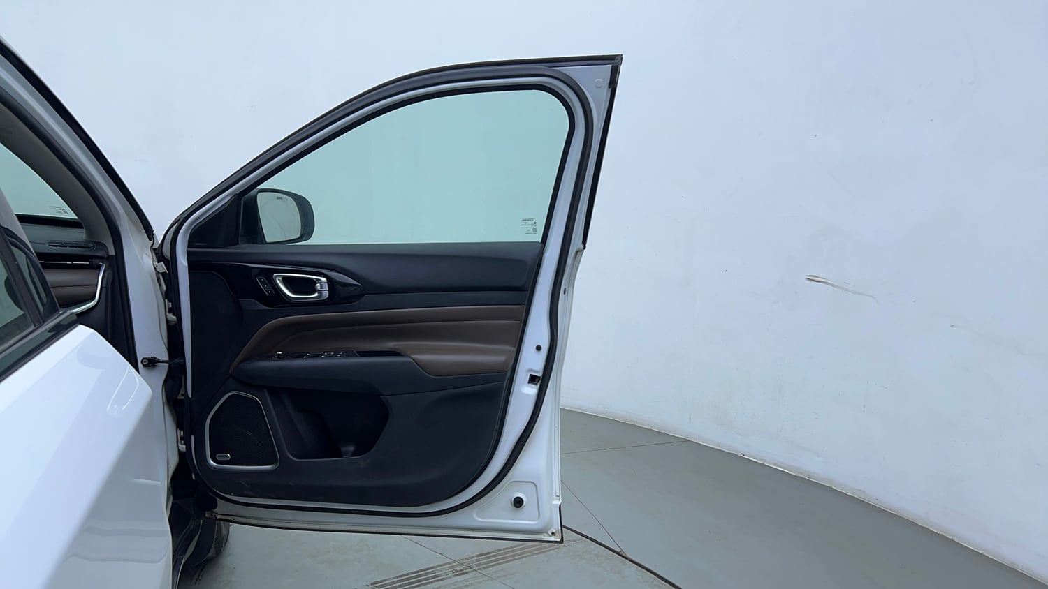 Used 2022 Jeep Meridian Limited (O) 4X2 AT Diesel Automatic interior RIGHT FRONT DOOR OPEN VIEW