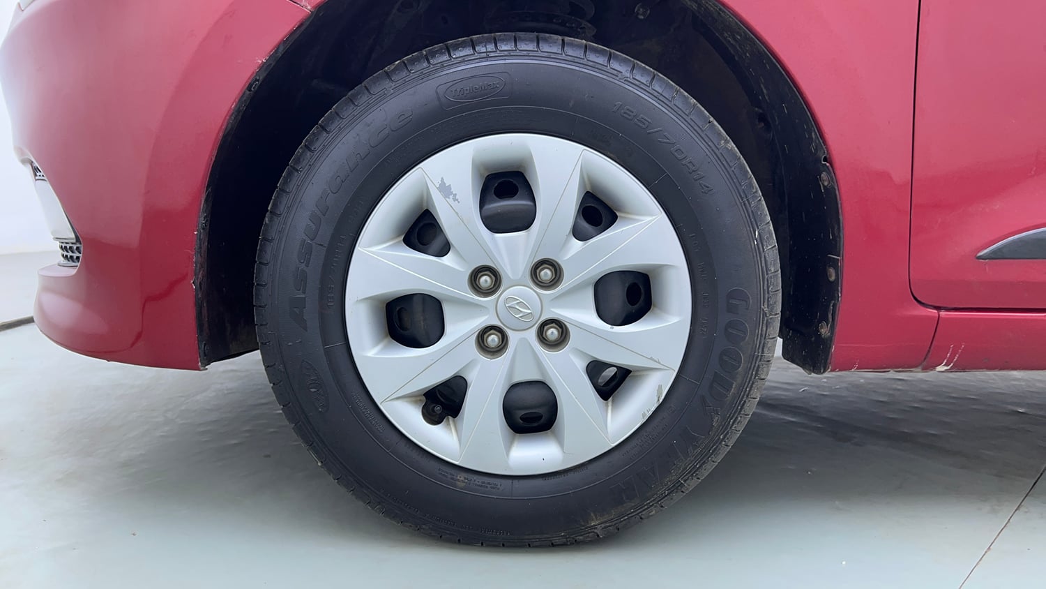 Used 2016 Hyundai Elite i20 Sportz 1.2 Petrol Manual tyres LEFT FRONT TYRE RIM VIEW