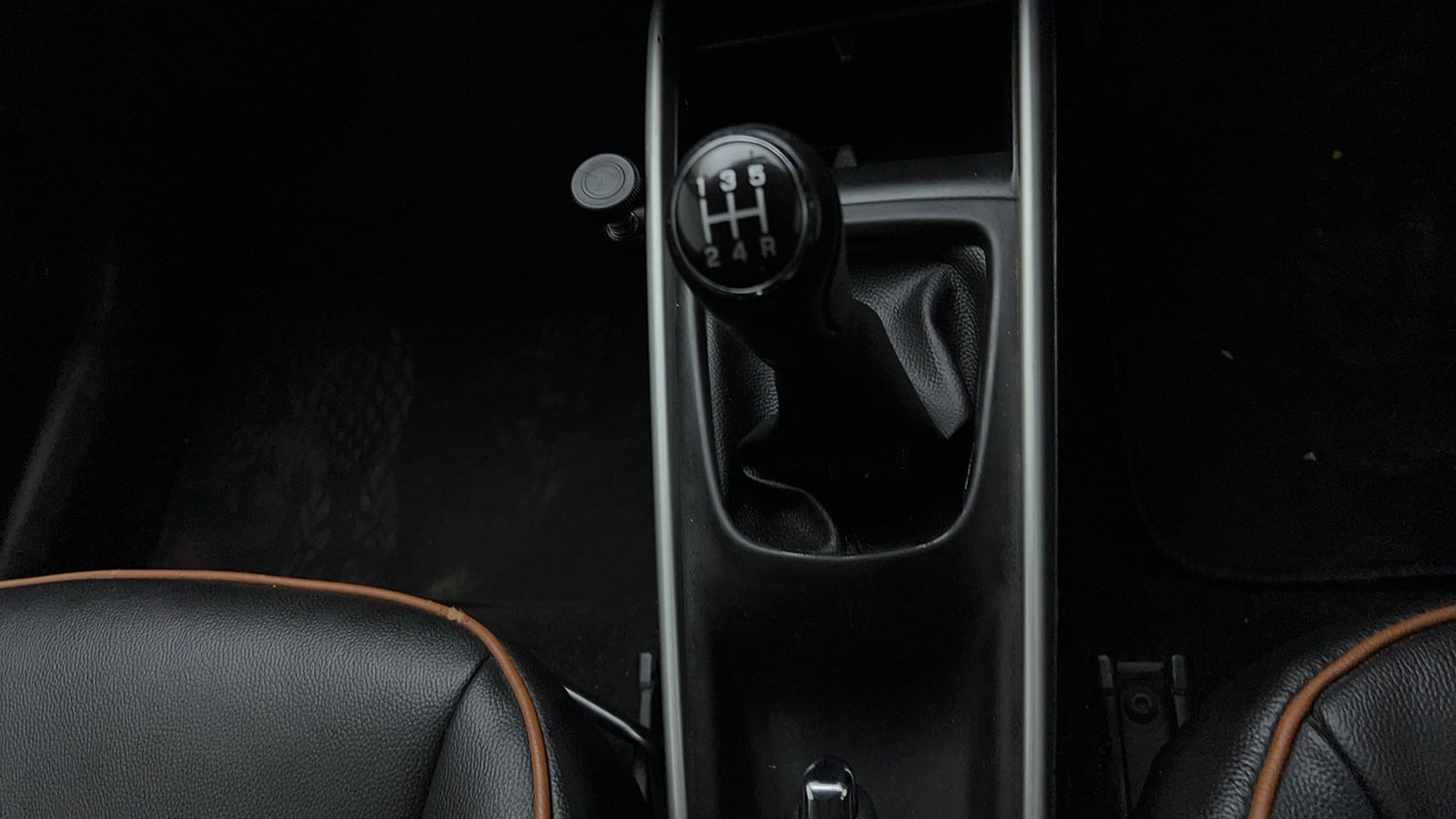 Used 2018 Maruti Suzuki Baleno Delta 1.3 Diesel Manual interior GEAR  KNOB VIEW