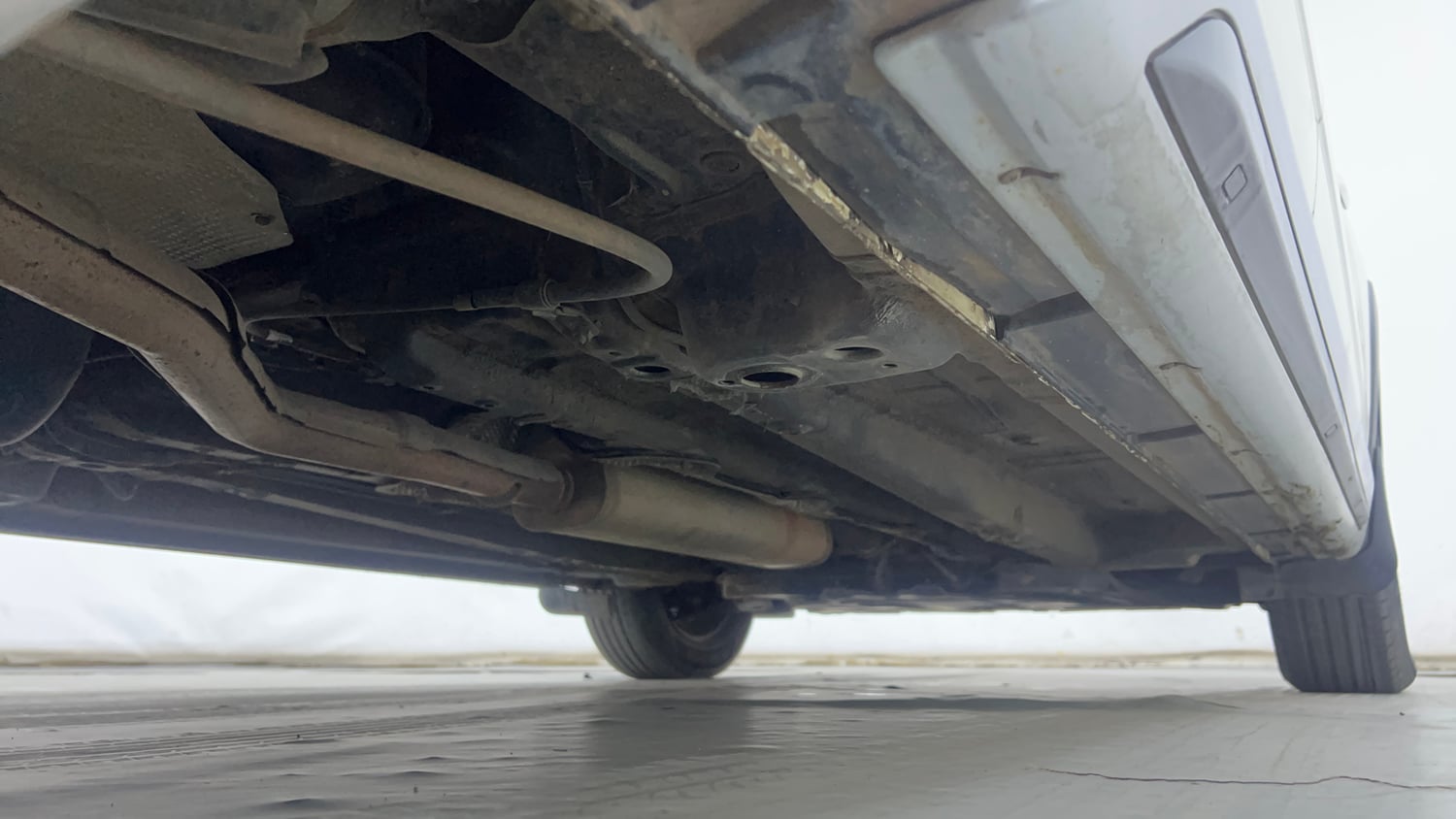 Used 2021 Mahindra XUV 300 W6 1.2 Petrol Petrol Manual extra REAR RIGHT UNDERBODY VIEW