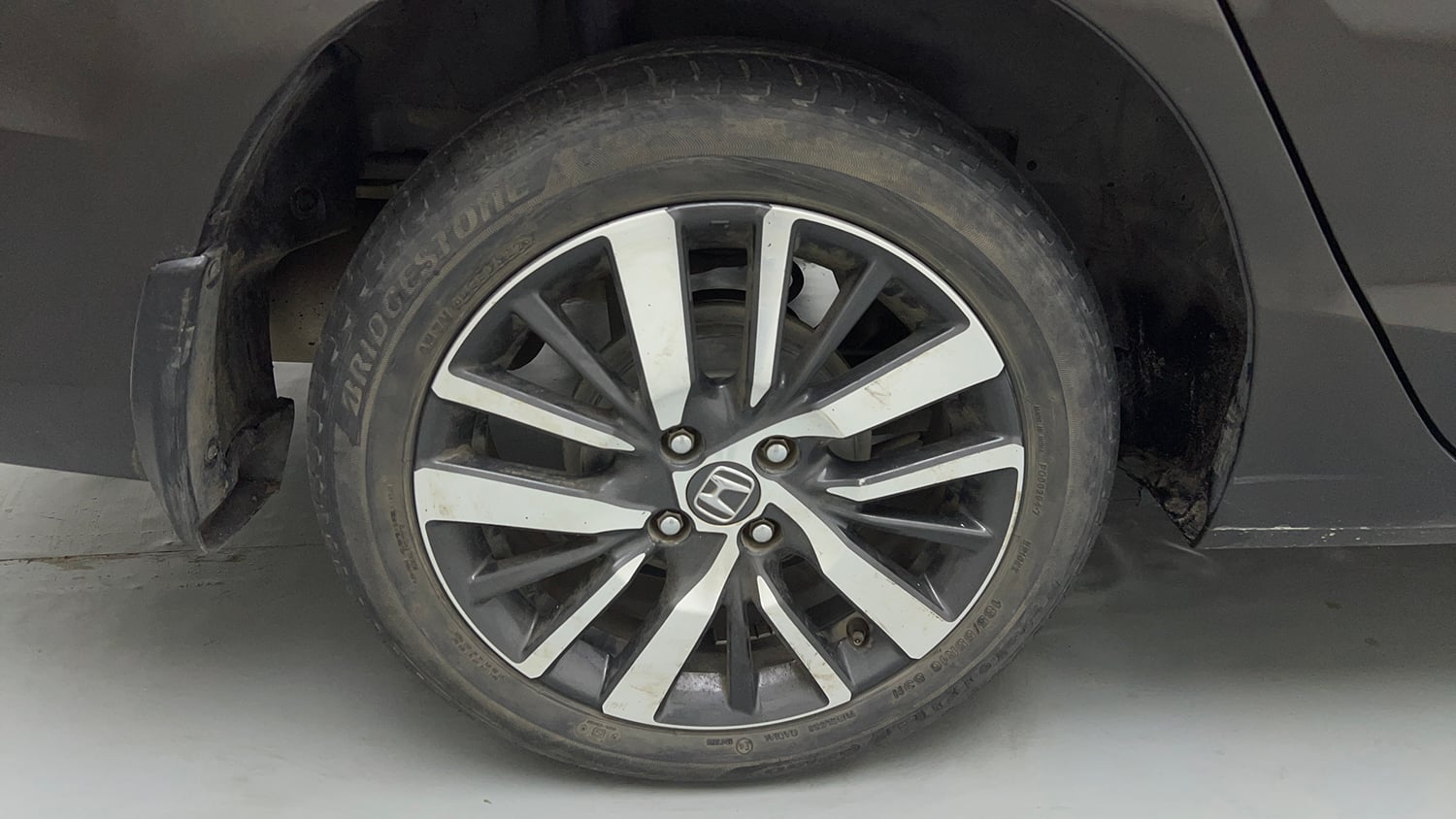 Used 2022 Honda City ZX CVT Petrol Petrol Automatic tyres RIGHT REAR TYRE RIM VIEW