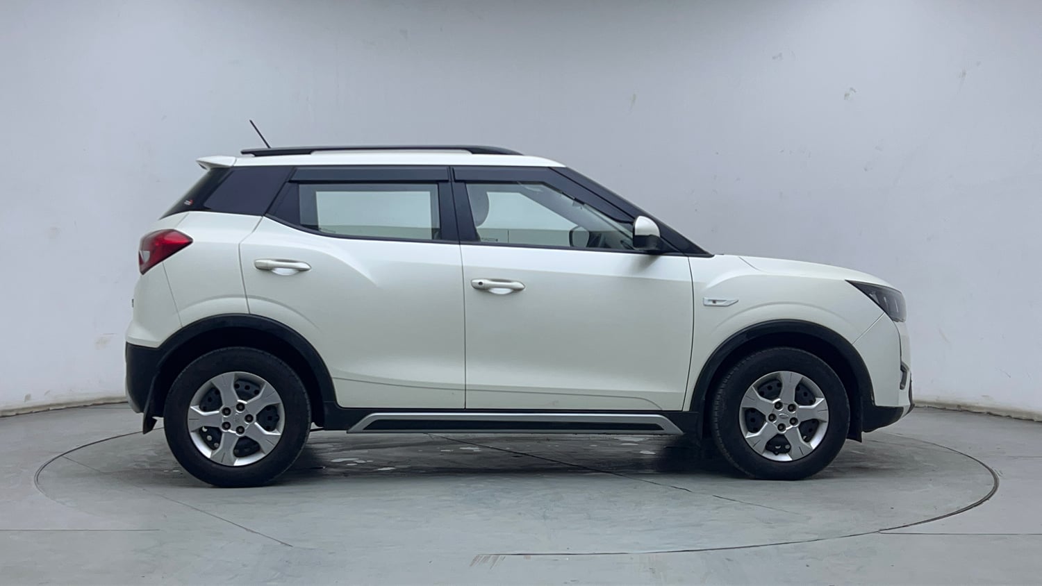 Used 2021 Mahindra XUV 300 W6 1.2 Petrol Petrol Manual exterior RIGHT SIDE VIEW