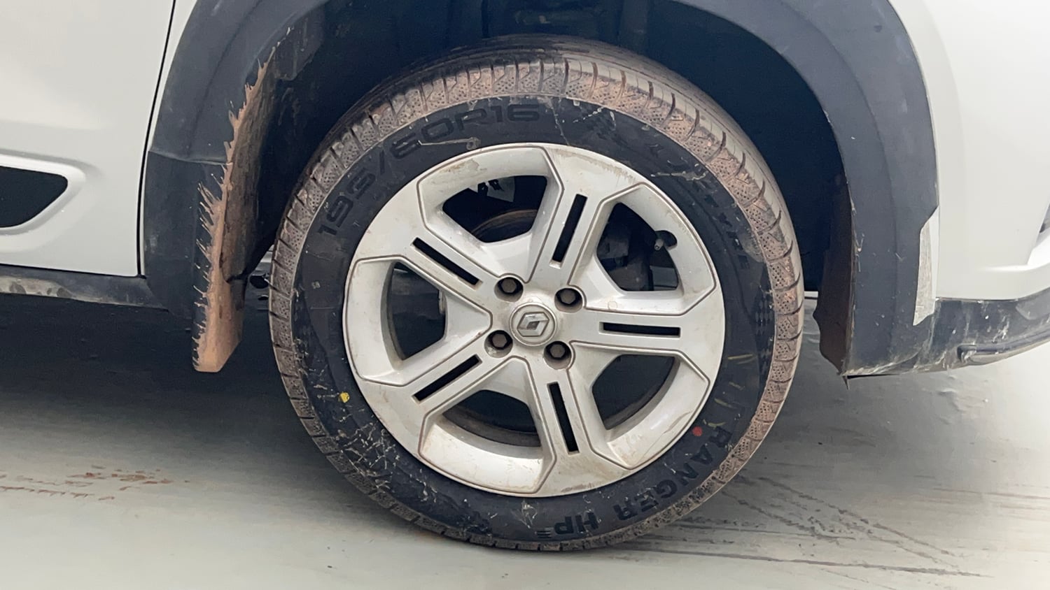 Used 2022 Renault Kiger RXT MT Petrol Manual tyres RIGHT FRONT TYRE RIM VIEW