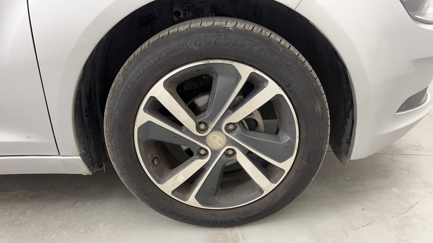 Used 2020 Tata Altroz XZ Petrol Petrol Manual tyres RIGHT FRONT TYRE RIM VIEW