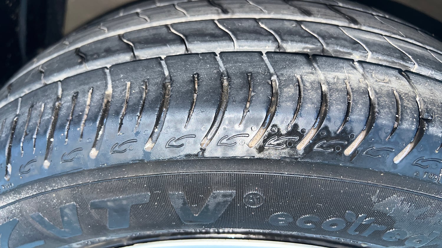 Used 2015 Maruti Suzuki Ertiga Vxi Petrol Manual tyres LEFT FRONT TYRE TREAD VIEW