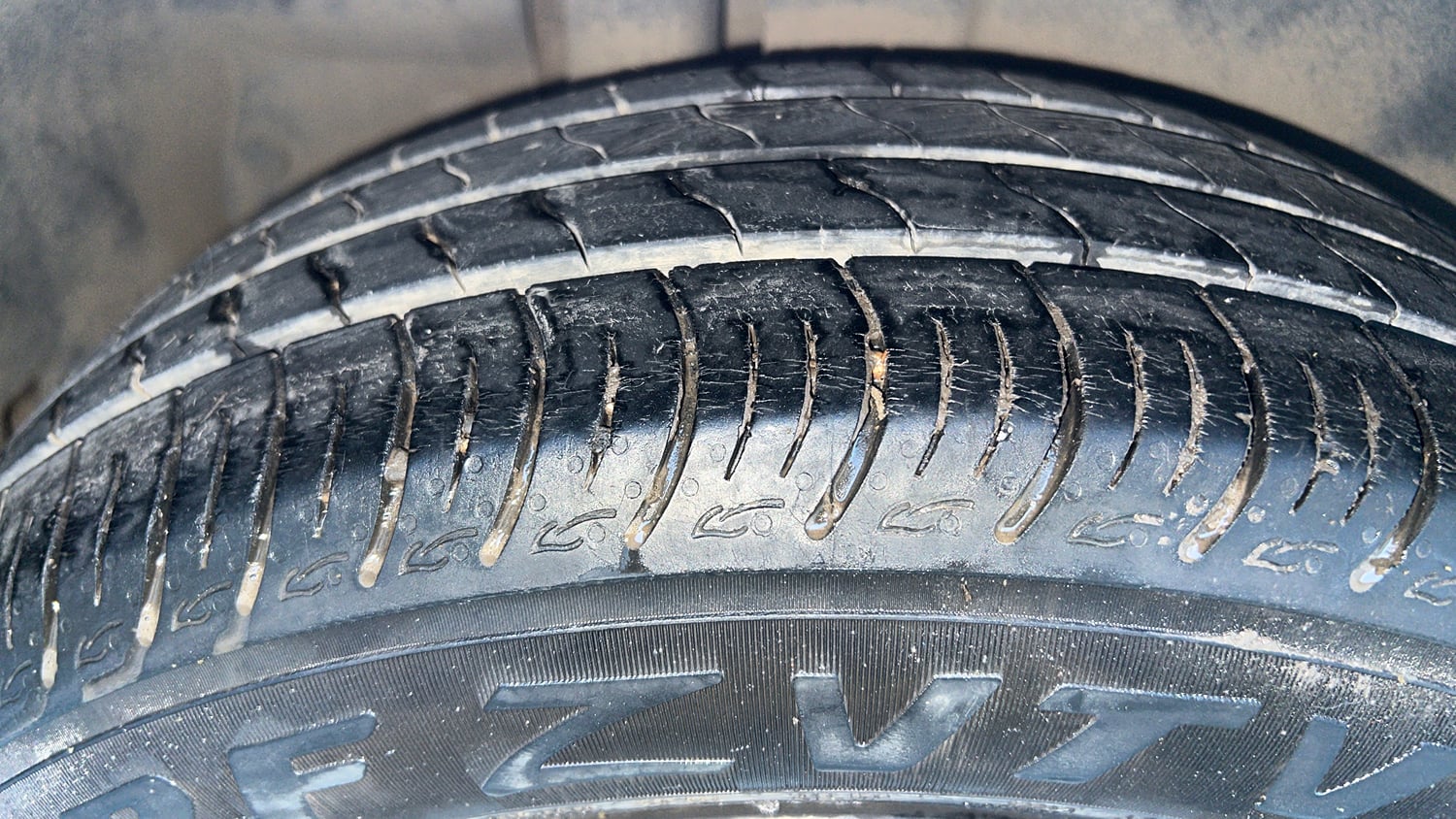 Used 2015 Maruti Suzuki Ertiga Vxi Petrol Manual tyres RIGHT REAR TYRE TREAD VIEW