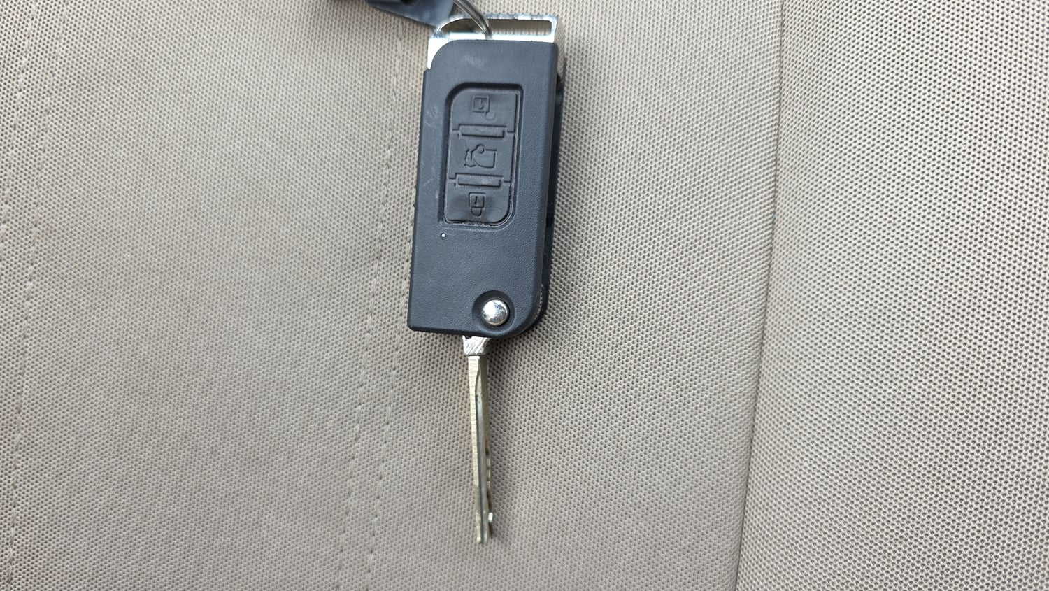 Used 2017 Mahindra XUV500 W4 Diesel Manual extra CAR KEY VIEW