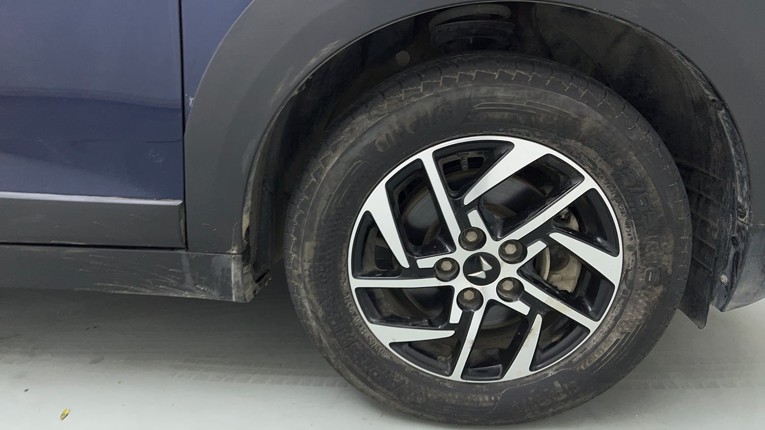 Used 2024 Mahindra XUV 3XO AX5L 1.2 Petrol Petrol Manual tyres RIGHT FRONT TYRE RIM VIEW