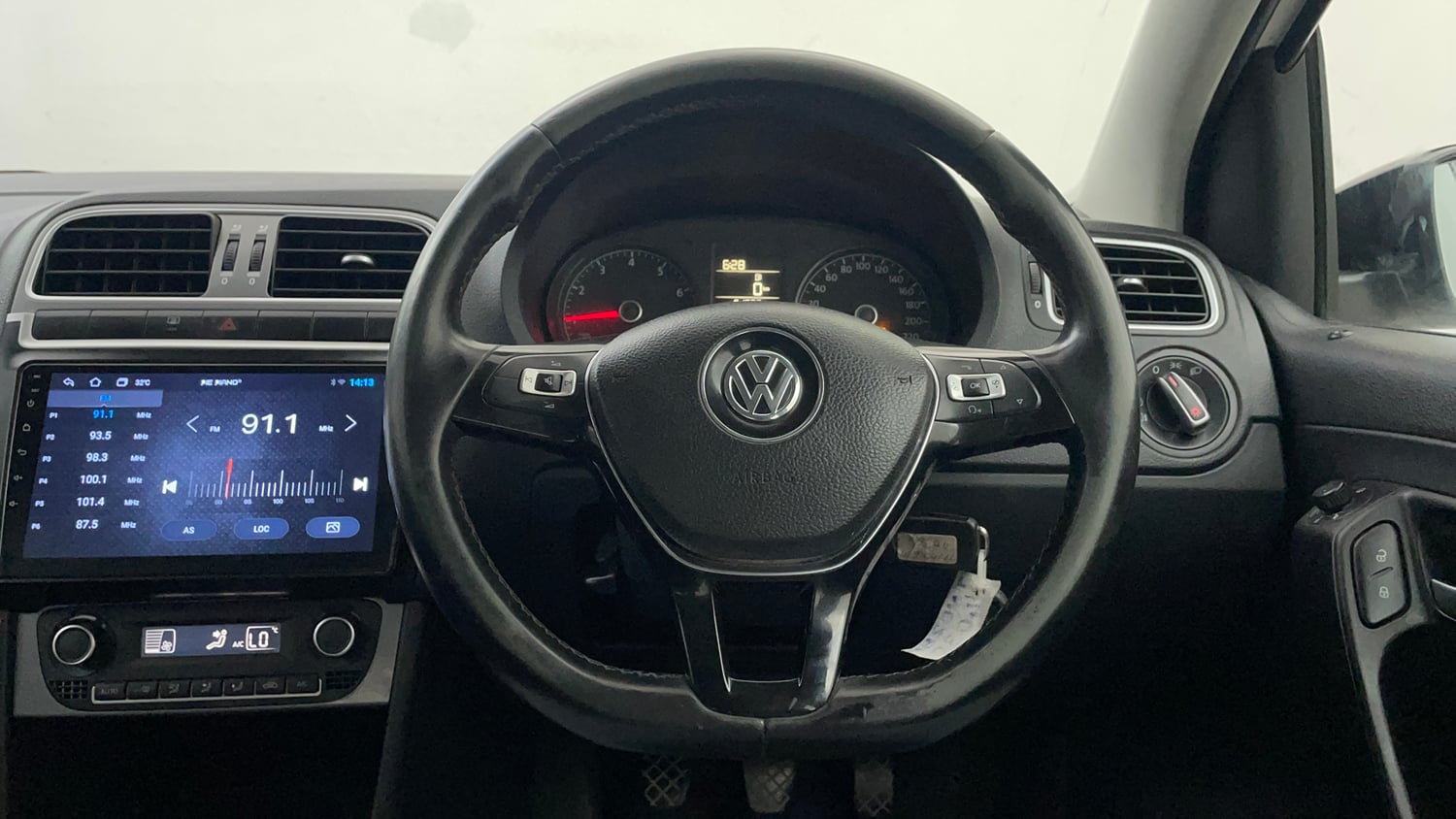 Used 2018 Volkswagen Polo Highline Plus 1.0 (P) 16 Alloy Petrol Manual interior STEERING VIEW