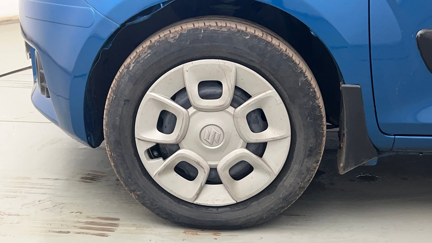 Used 2017 Maruti Suzuki Ignis Delta 1.2 MT Petrol Manual tyres LEFT FRONT TYRE RIM VIEW